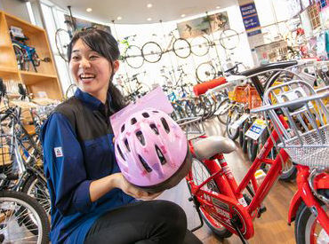 サイクルベースあさひ藤枝店 実は…「接客初めてなんです」というスタッフ多数★
社員や先輩は丁寧にフォローするので、
不安がらずにスタートOK！