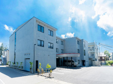 軽井沢駅から徒歩5分の好立地◎
駅チカですがマイカー通勤もOK!!
駐車場もございます♪
