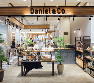Daniel & Co.　LECT店 ＼未経験＆初バイト大歓迎／
LECTのフードコート内にある
オシャレなお店『Daniel＆Co.』

LECTの従業員割引も使えます◎