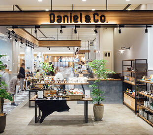 Daniel & Co.　LECT店 ＼未経験＆初バイト大歓迎／
週1回~!
LECTのフードコート内にある
オシャレなお店『Daniel＆Co.』

LECTの従業員割引もあり◎
