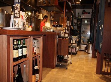 落ち着いた雰囲気の居酒屋さんです★
飲食店での勤務が初めての方も
しっかり落ち着いて接客できます◎