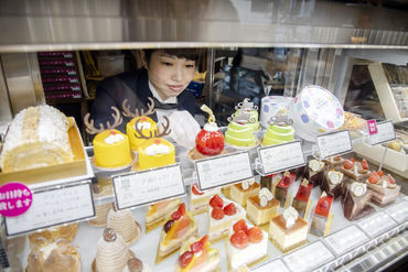 日本橋のデパ地下でケーキ など人気スイーツの接客販売 ワンオペがないから未経験でも安心してスタートできる 人気のスイーツ販売バイトです 勤務曜日もお気軽にご相談ください