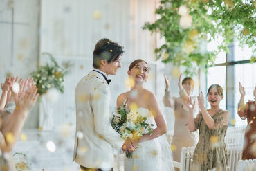 \キラキラした結婚式場が職場/
若いスタッフ多数活躍中!
華やかで映える式場で楽しく稼ぎませんか??
正社員登用あり♪