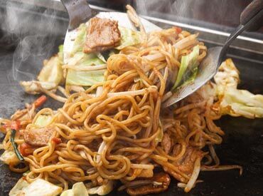 お祭りの名物詩の一つである食べ物を作るお仕事です！
お客様の笑顔が大きなやりがいに♪