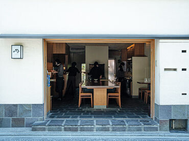 丹 ＼全24席のこぢんまりとしたお店／
家のような安らぎと心地よさを感じられます◎
落ち着いて料理を堪能していただける空間です♪