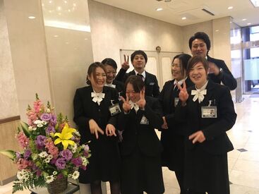 京都法宴会館 学生から主婦（夫）さん、シニア層まで幅広い年代が活躍中！
裏ではお喋りが絶えないほど、意外と賑やかな職場です！