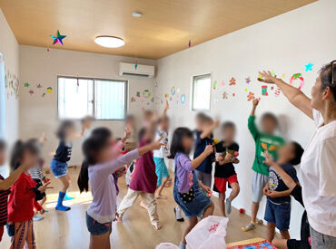 学校終わりの子供たちを迎えて、
宿題を一緒にしたり、遊んだり、お見送りまで！
成長を感じられる楽しい職場です♪