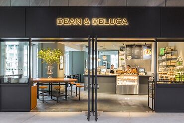 DEAN & DELUCA（ディーンアンドデルーカ） CAFE 渋谷ストリーム店 商品の説明など"食"を通じて
お客さまとお話しする機会もたくさん♪
『話すことが好き』そんな方にオススメです＊