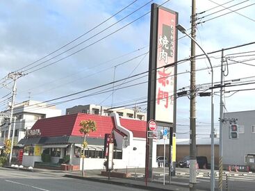 赤門　末広町店 ≪千葉県内の人気店♪≫
会長・社長が自ら厳選したお肉で
お客様を笑顔に◎
従業員割引で家族や友達と
おトクに食事もできます！