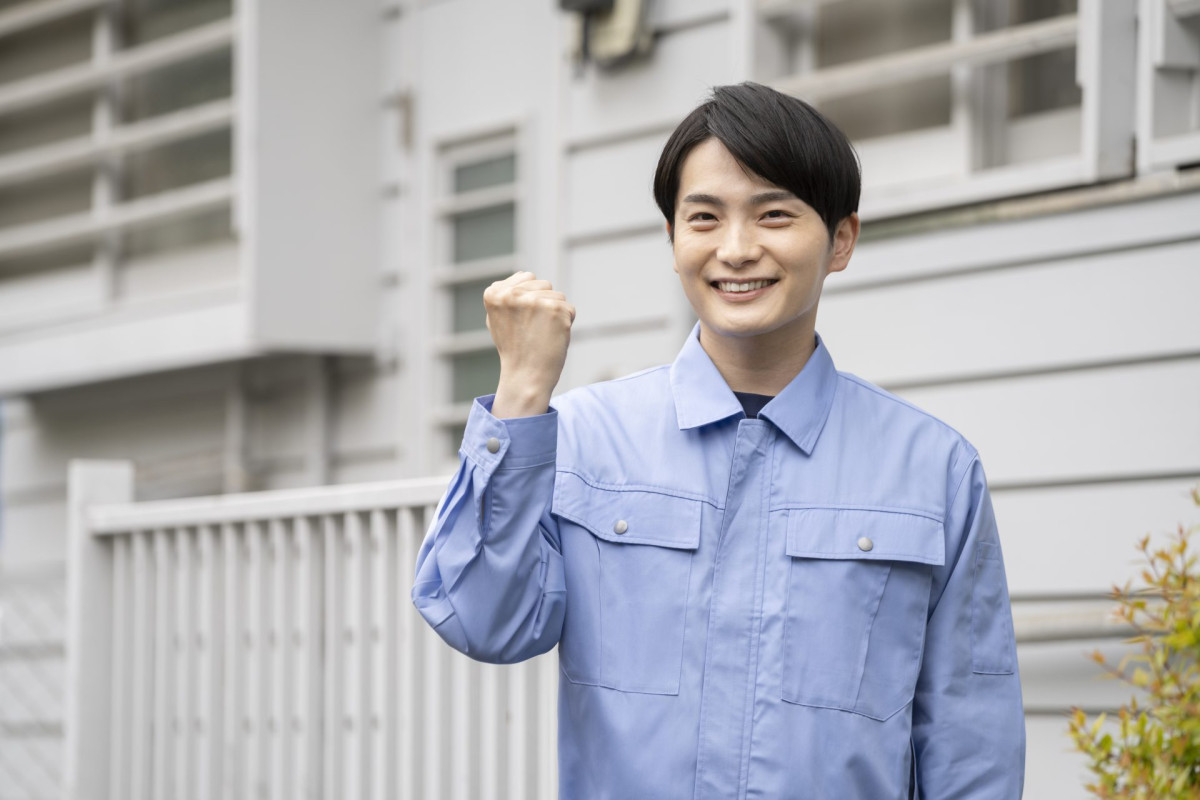 バイトを頑張りガッツポーズする人