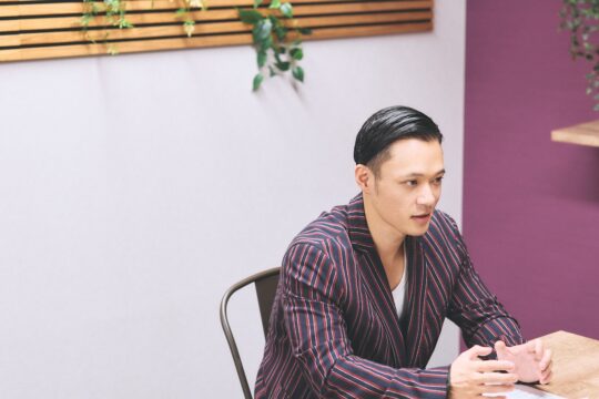 東京ホテイソン　ショーゴが話す様子　引きの画