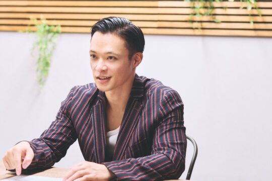 東京ホテイソン　ショーゴが話す様子　逆側の画