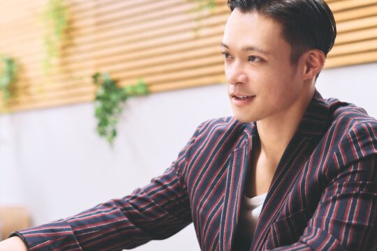 東京ホテイソン　ショーゴが話す様子　逆カット　寄りの画