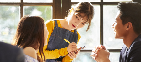 ホールで働く女性の写真